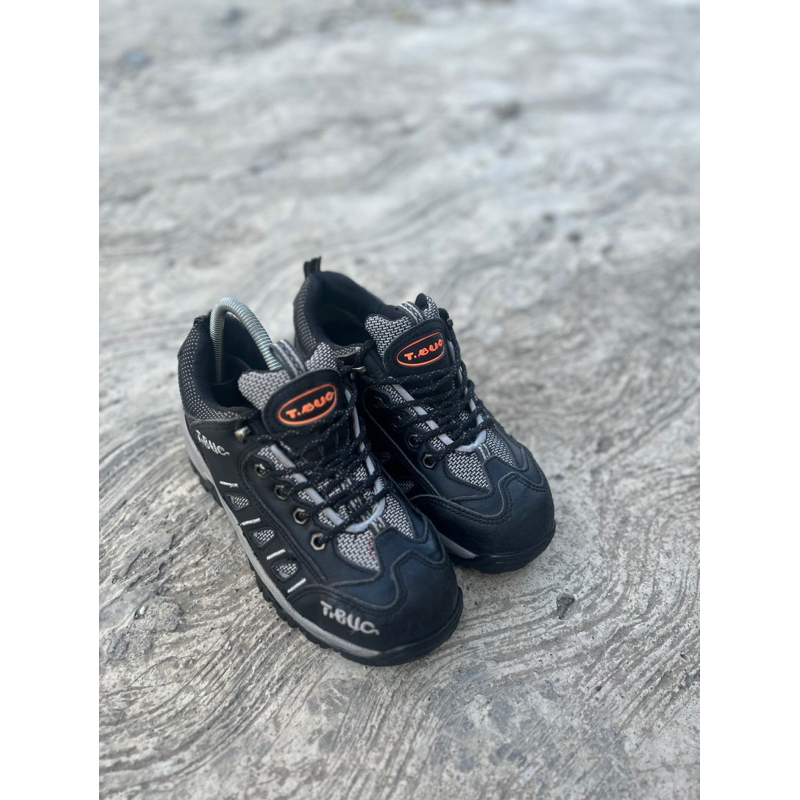 sepatu gunung second original t.buc