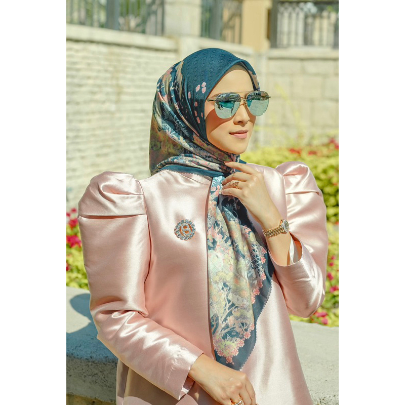 Buttonscarves - Al Qasr Square XL