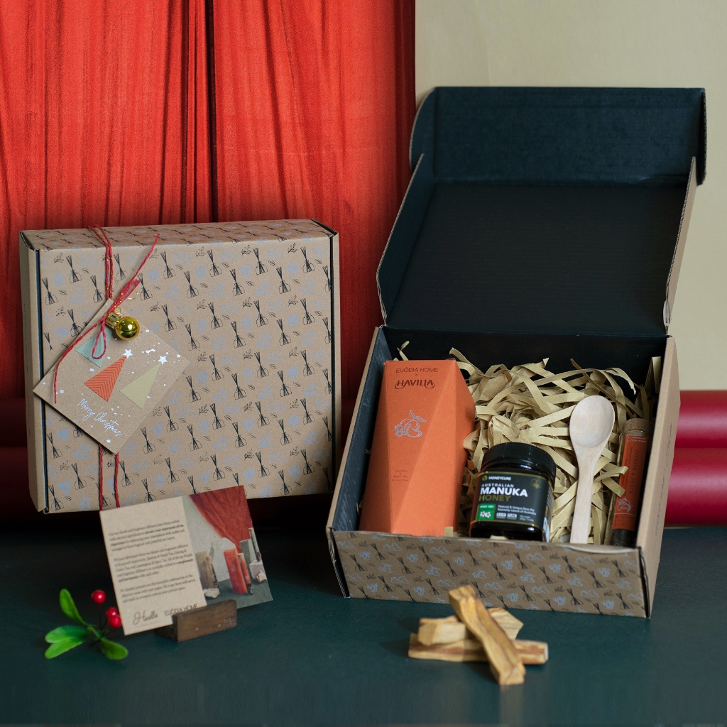 

Hampers Euodia Home Diffuser 50ml, 1 Pcs Havilla Tea Tube & 1 Pcs Wooden Spoon - Hampers Aromaterapi Pengharum Ruangan Reed Diffuser / Parfum Ruangan - Gift Set - Hampers Imlek, Natal, Idul Fitri Lebaran, Valentine