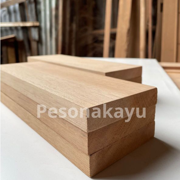 PAPAN KAYU MERANTI