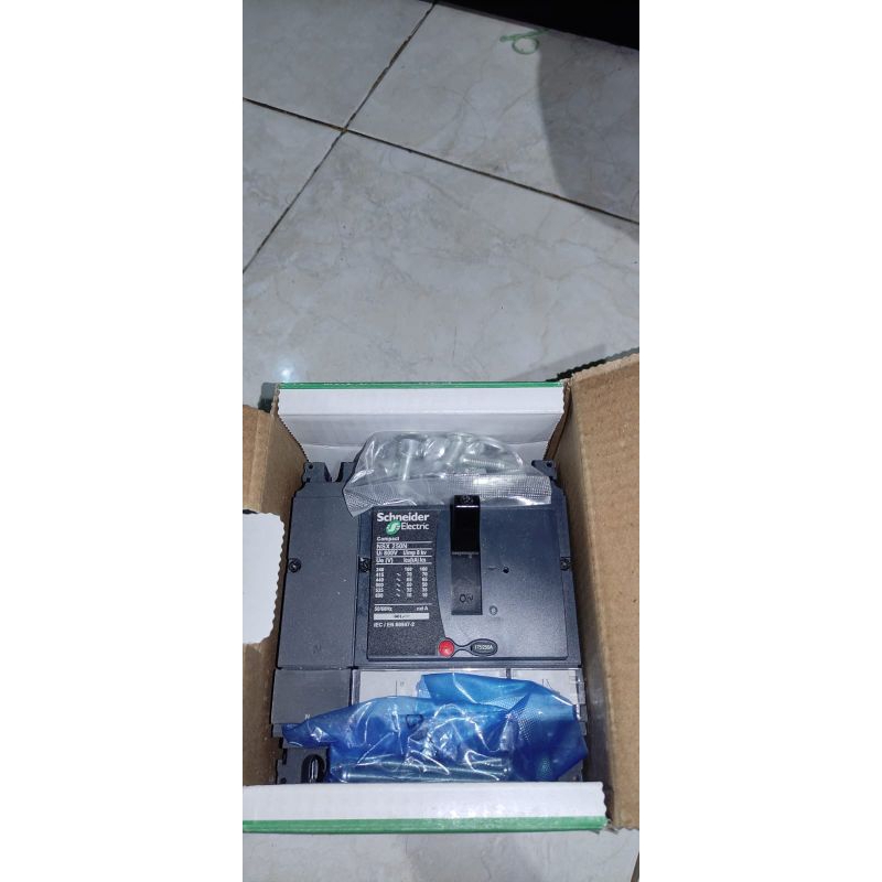 MCCB NSX 630A 3P Schneider