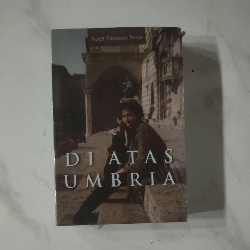 Buku Di atas Umbria . Acep Zamzam Noor