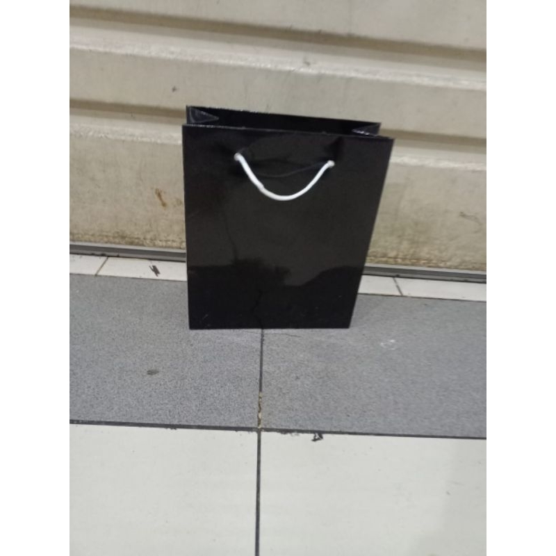 

paper bag mini hitam glossy isi 12 pcs terlaris dan termurah