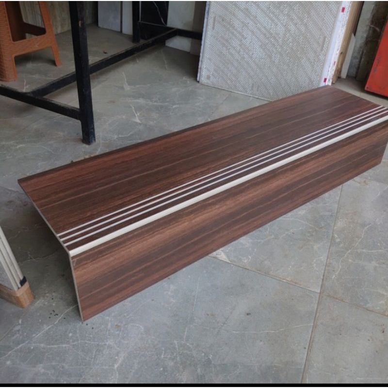 Granit anak tangga 30x120 motip kayu