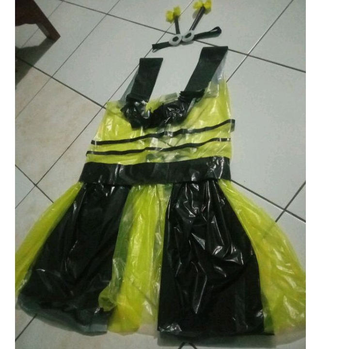 kostum lebah dari plastik,kostum karnaval,baju daur ulang