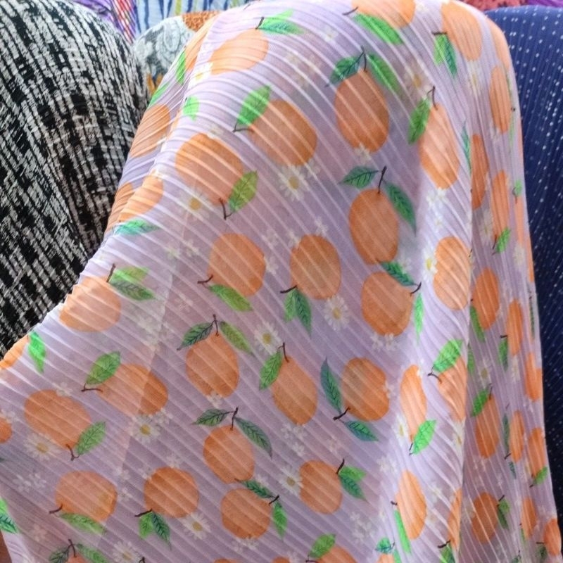kain plisket motif buah - bahan plisket motif - pashmina plisket - kerudung motif