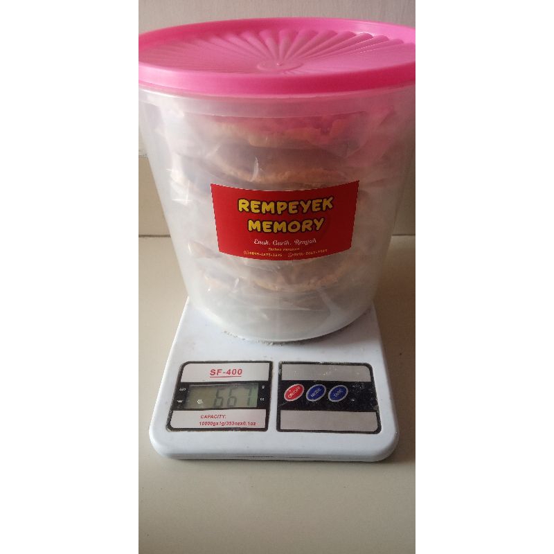 

Peyek kacang , Rempeyek terenak, dijamin renyah (Toples Random) sejak 2002