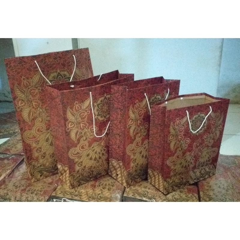 

Paperbag batik,bahan karton craft,tersedia 4 variasi ukuran