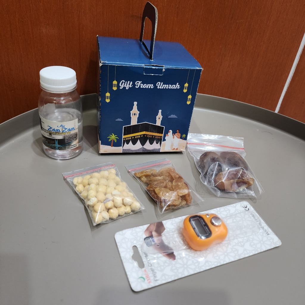 

Paket Souvenir Oleh Oleh Haji dan umroh Air zamzam + Botol 80ml + Kurma Khalas + Tasbih Digital