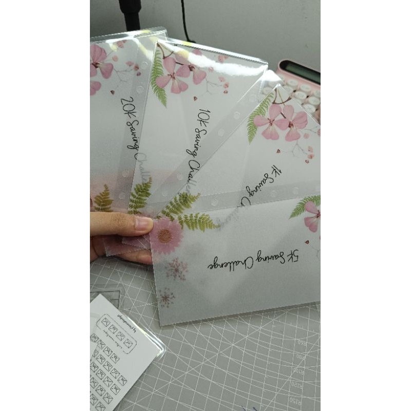 

Amplop laminasi A6 pink pressed flower pengatur keuangan.