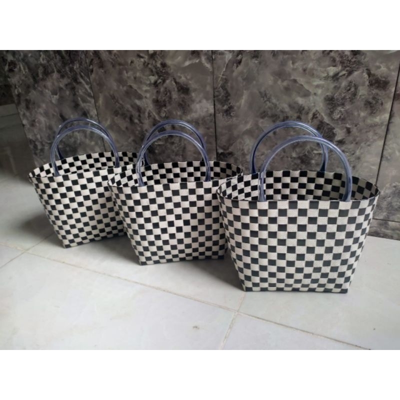 Tas Anyaman Plastik Motif Kotak-Kotak Hitam-Putih