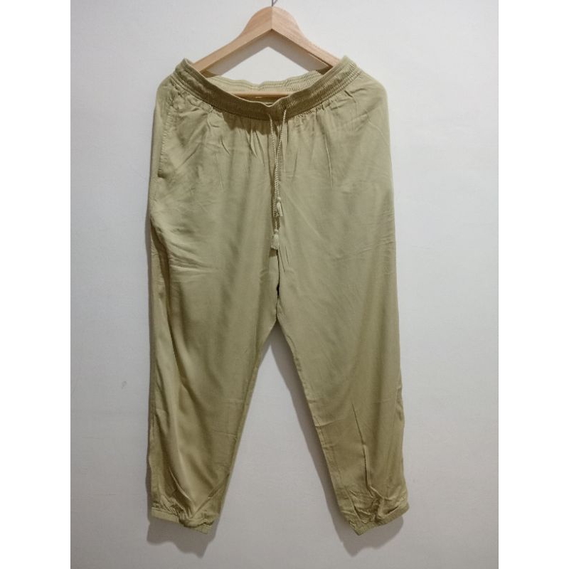 M1 067.celana jogger Uniqlo Preloved size L