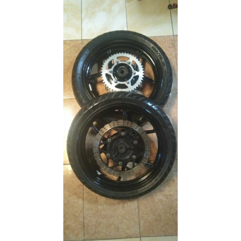 Satu set velg ninja 250 ban michelin ori disc dan nap gear tinggal pasang