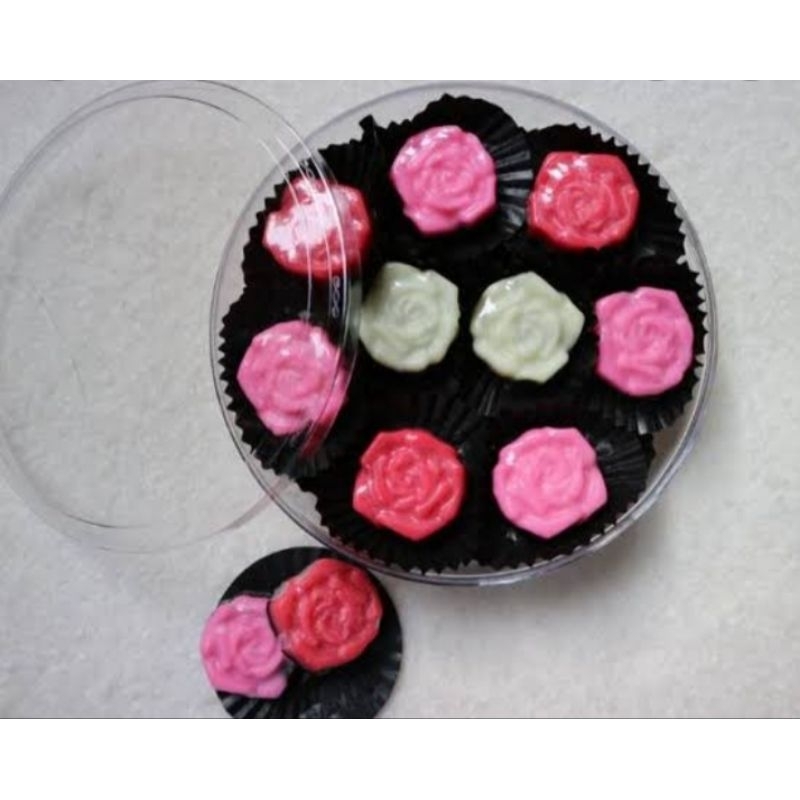 

coklat bentuk mawar isi selai strawberry/blueberry 250gram