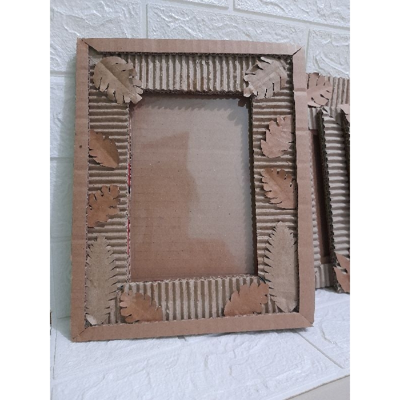 

bingkai dari kardus/figura/kerajinan tangan/ recyle /kerajian barang bekas
