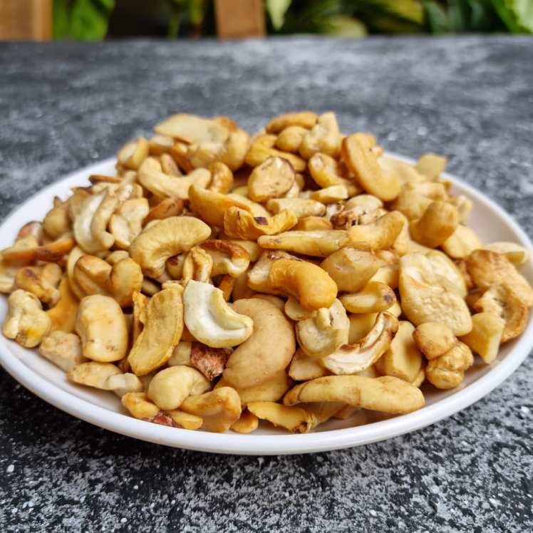 Mamam Ahahaa Kacang Mede Patahan Mentah Mete Pecah 1Kg ( Lp2 )