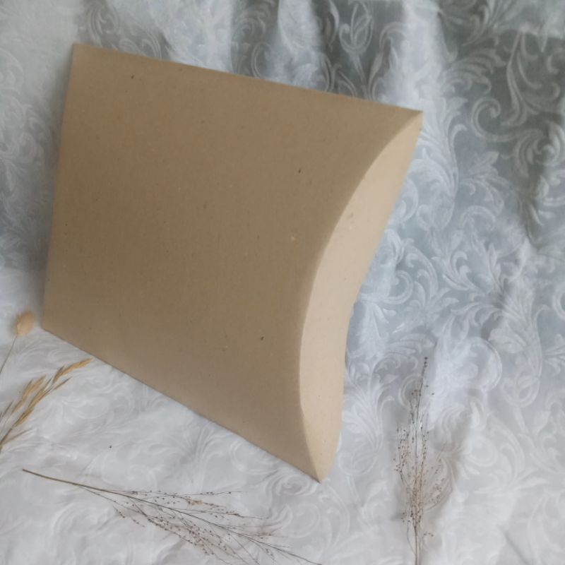 

1 Pack isi 12 Pcs Gift Box Pillow Box Kotak Souvenir Bahan Karton Board No.140 Size 15,3x11,5x3,5 Cm