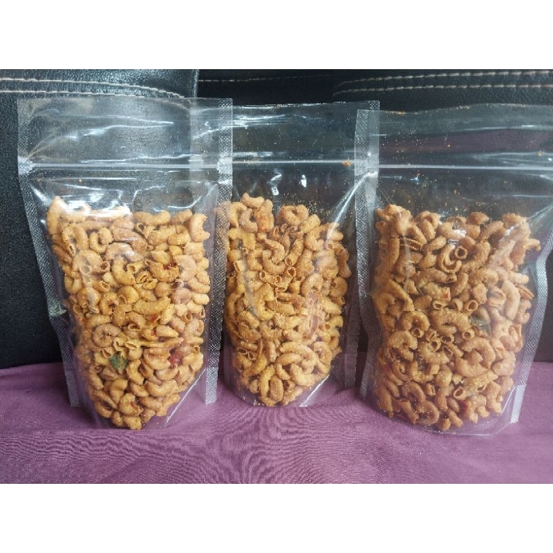 

Makaroni daun jeruk bumbu pedas asli cabai bukan bubuk. 250gr, 500gr, 1kg