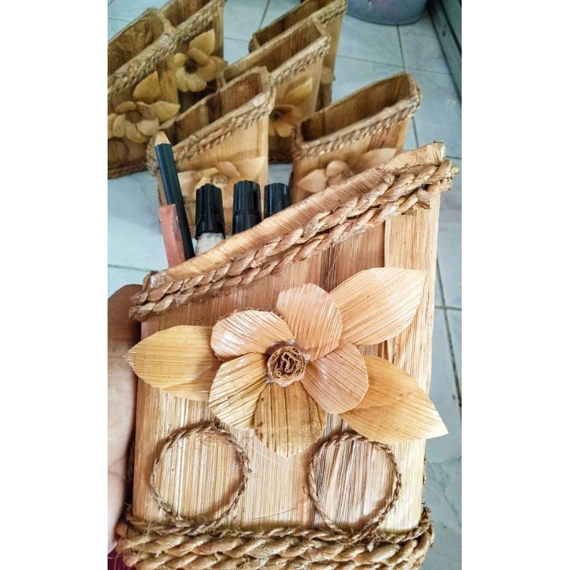 

tempat pensil pelepah pisang