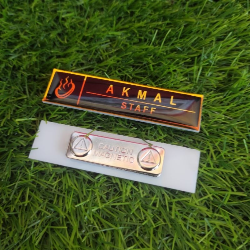 

papan nama dada akrilik / nametag akrilik gold magnet