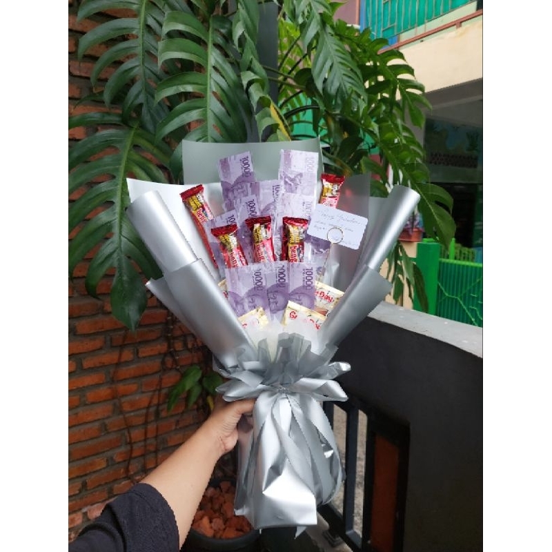 

Buket Wisuda - Money Bouquet 10 Lembar dan Snack