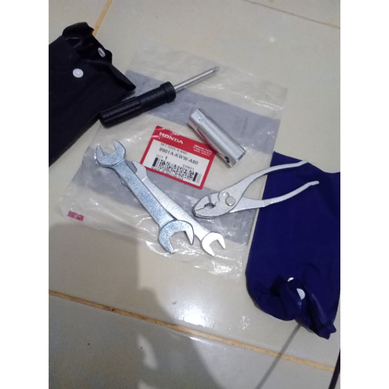 kunci-kunci bawaan motor set tol bag revo 110 oginal honda