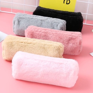 

Buruan Beli Tempat Pensil Bulu/ Pouch Make Up Bulu Polos Stock Banyak