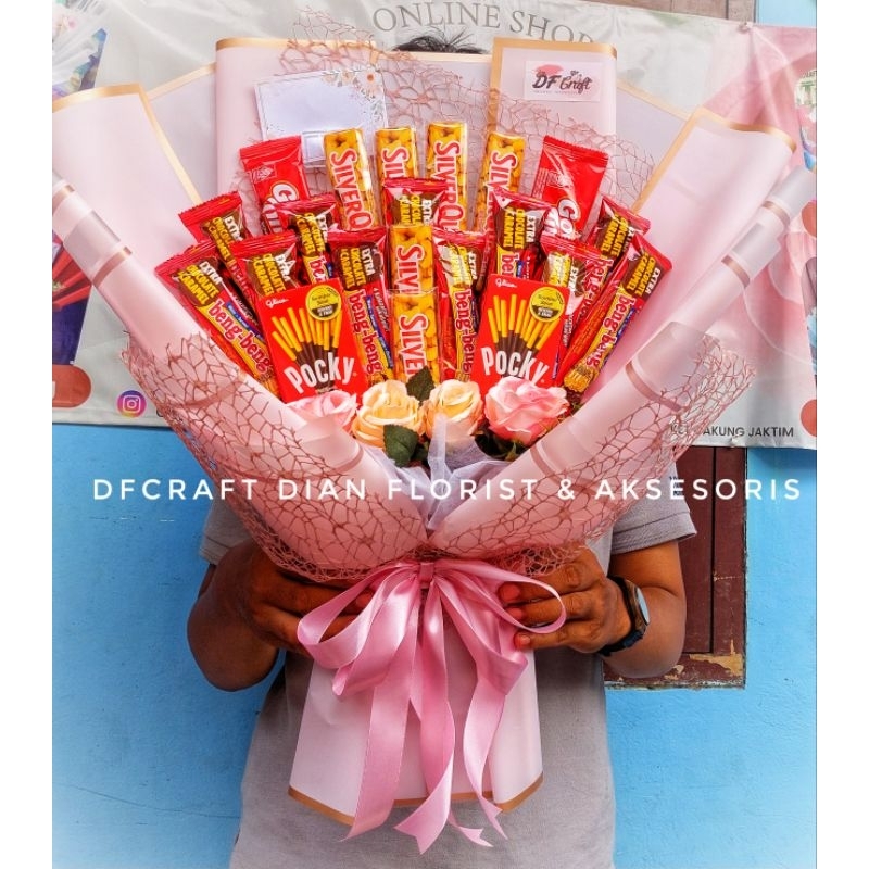 

Buket coklat beng beng , buket hempers , buket snack coklat , buket wisuda , buket coklat silverqueen , buket bunga