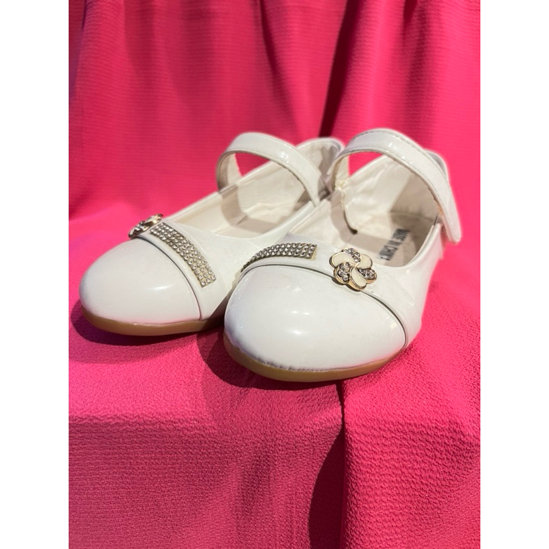 Flat shoes anak s@le impor, sepatu natal anak perempuan, flat shoes hitam dan putih anak, sandal ana