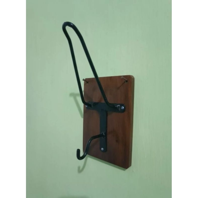 Gantungan helm/ tempat helm kayu