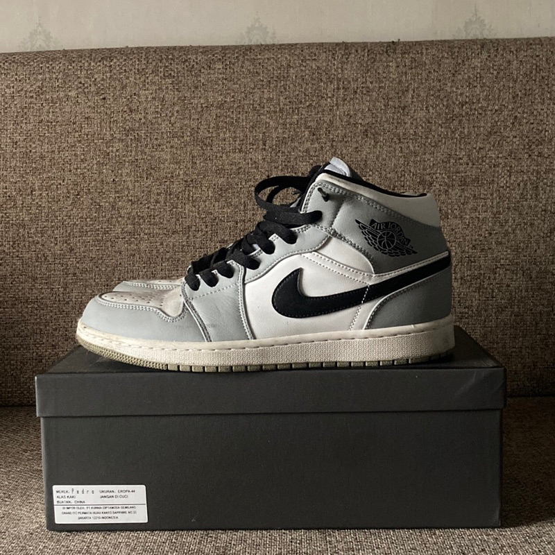 Air Jordan 1 Mid Smoke Grey