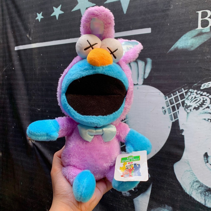 Boneka KAWS Sesame Street Cookie Monster