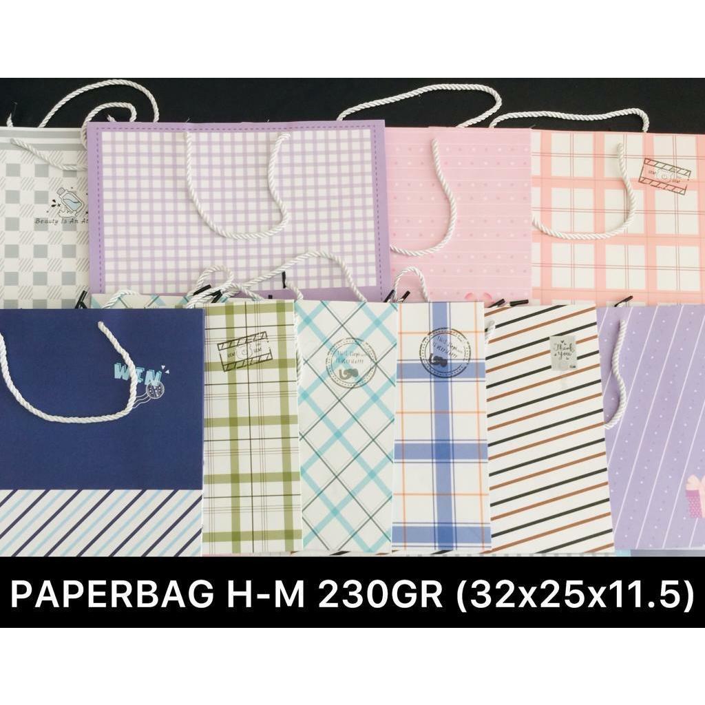 

Paper Bag Horizontal 230 Gr / Tas Kado Karton Premium Dengan Tali Nilon Ukuran M (32*11.5*25 Cm)