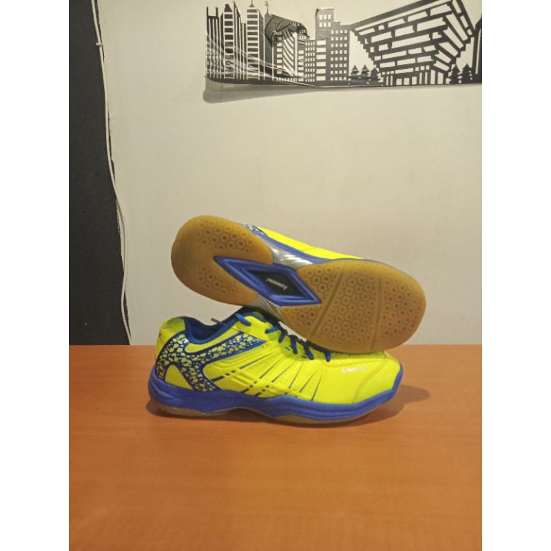 Sepatu Badminton Yonex Kawasaki K-062 size 42 inshole 27 cm bekas like new Original Terjamin
