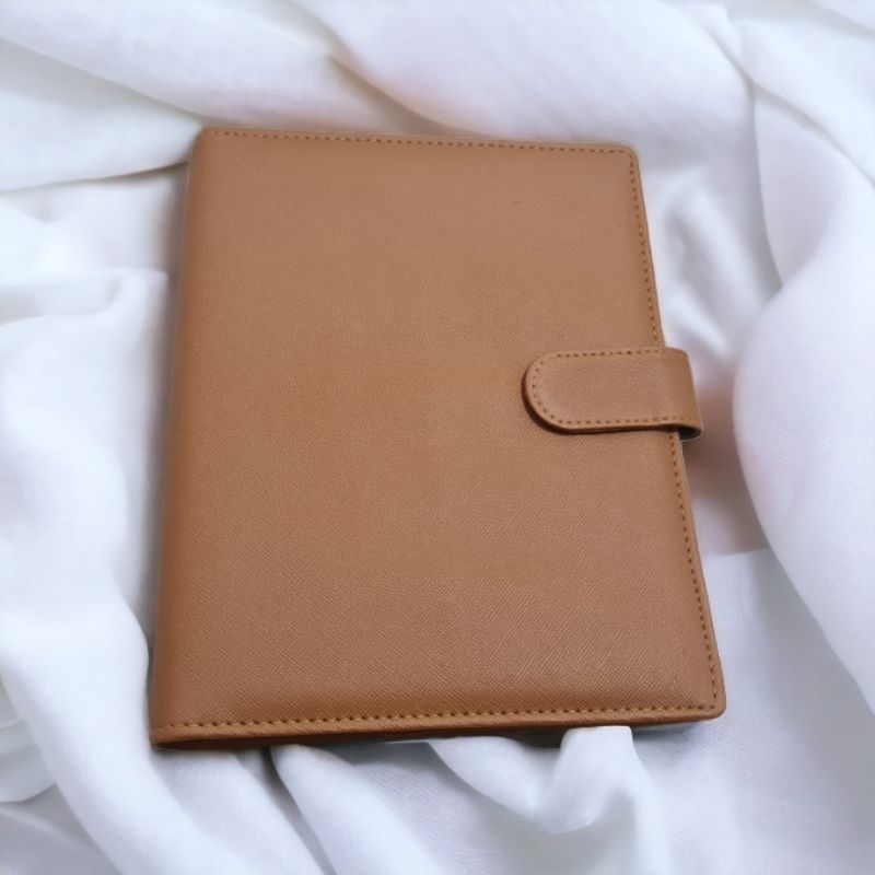 

Binder Polos Warna Tan Coklat Muda Antimainstream A5 20 Ring Agenda Eksklusif