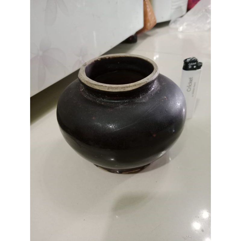 Guci kuno china dinasti song hitam temuan galian tanah.Guci antik keramik