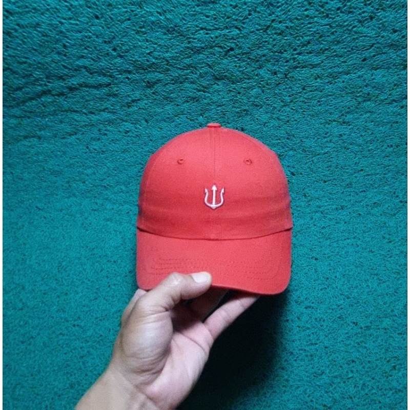 topi verutum merah