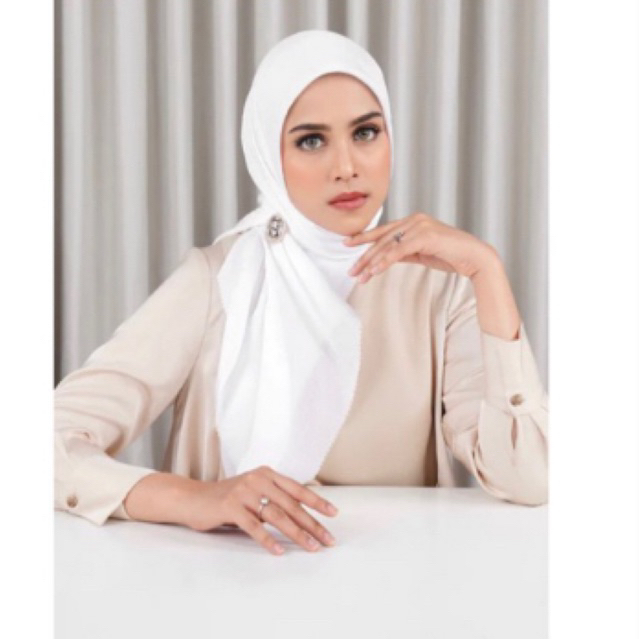 preloved Everyday tapis embossed 2 new color white buttonscarves (ada bekas peniti tp samar banget s