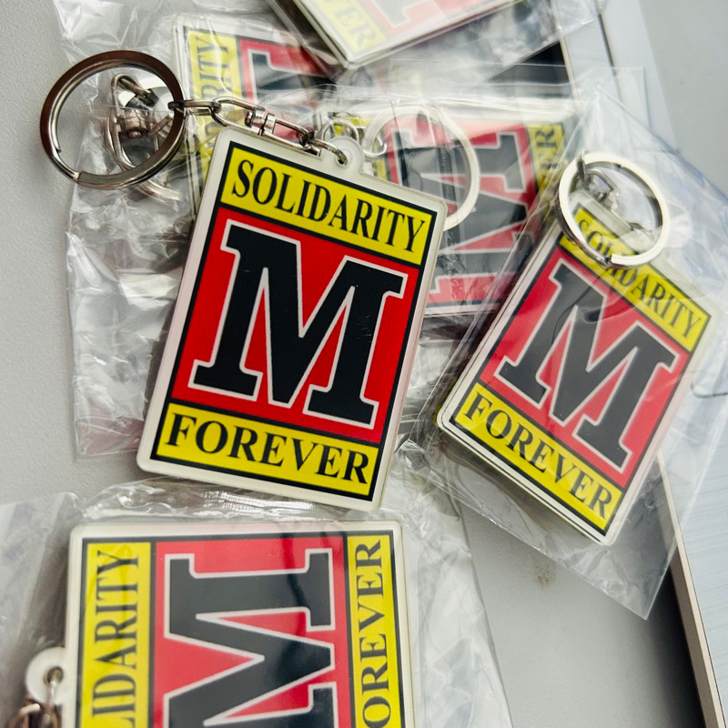 Ganci akrilik M solidarity forever bahan akrilik bahan premium