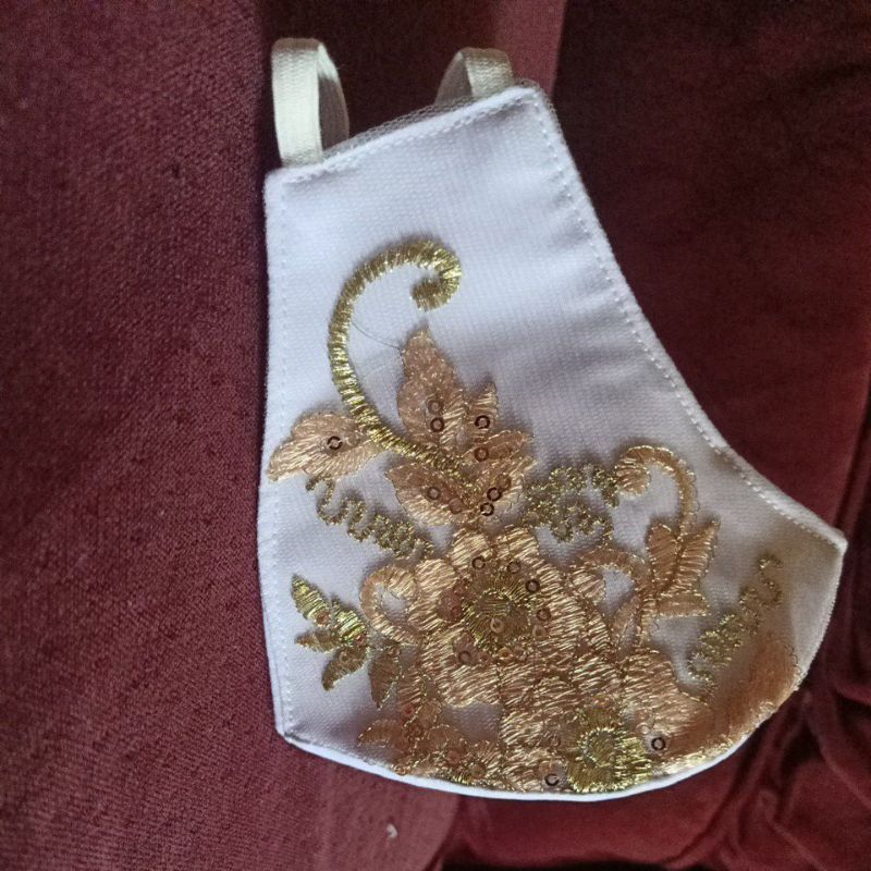 Masker putih model brokat gold