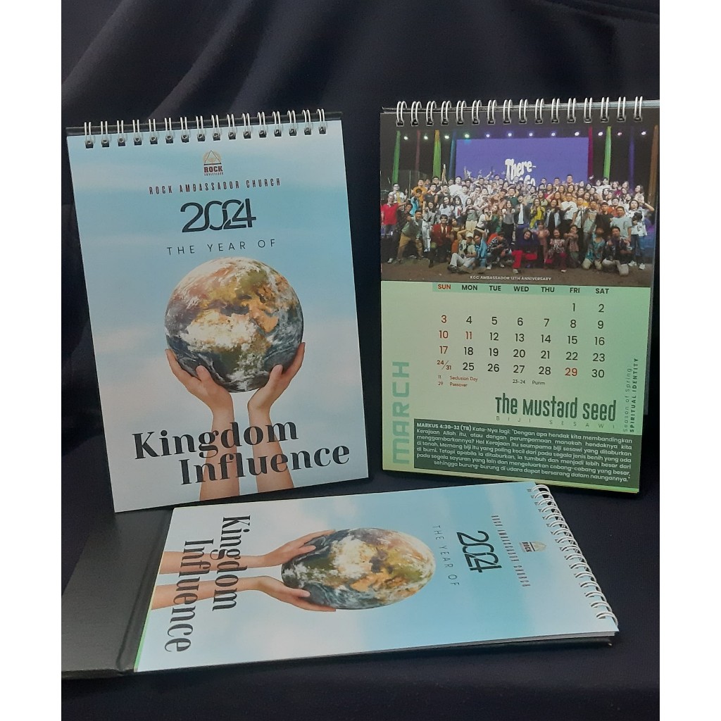 

KALENDER MEJA UKURAN 15X21 8 LEMBAR CUSTOM FULL WARNA SPIRAL PUTIH