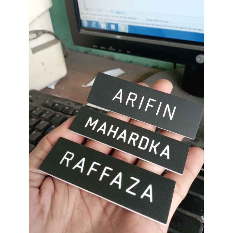 

Papan Nama Dada Name Tag Grafir Model Huruf Standard