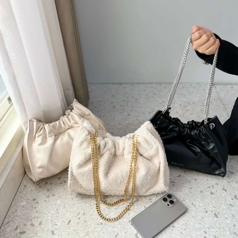 Tas ck selempang bahu serut hitam putih fur