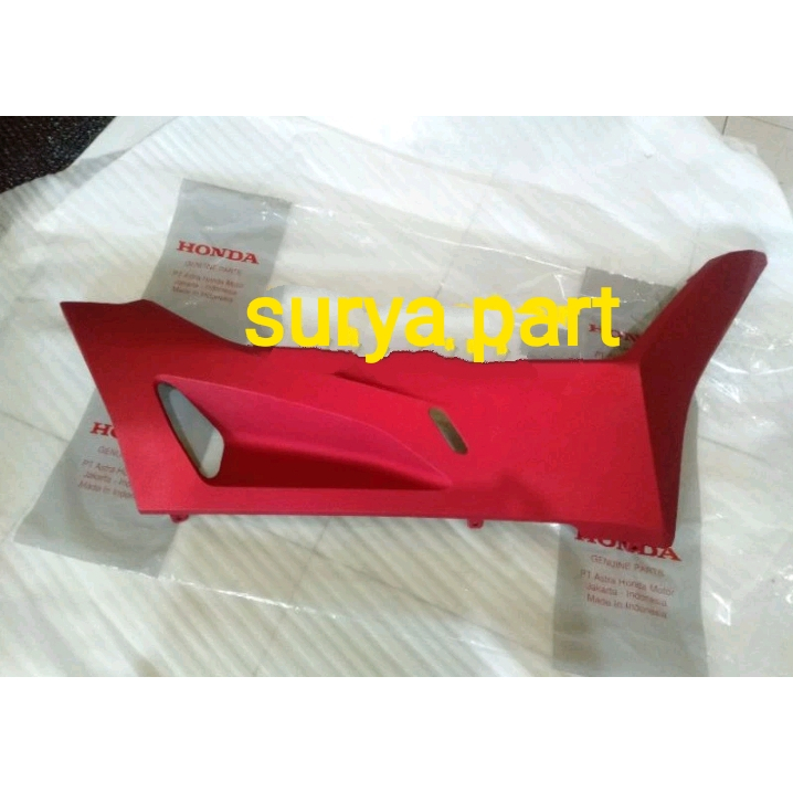 COVER PIJAKAN KAKI KANAN PCX160 MERAH DOFF COVER R FLOOR SIDE PCX160 MERAH DOFF ORIGINAL 64431K1ZJ10