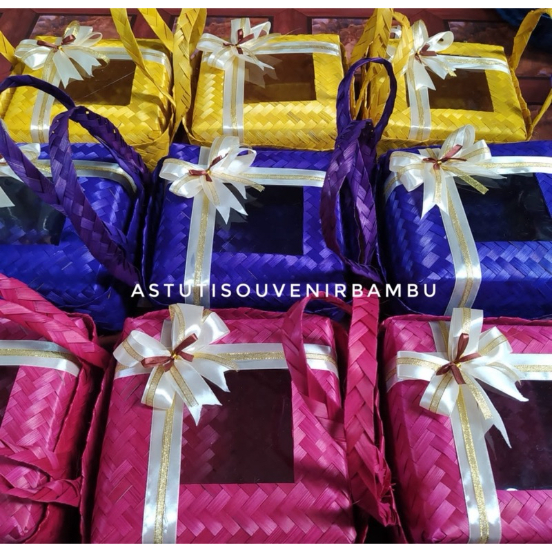 

SEPASANG BESEK BAMBU JINJING WARNA FREE PITA SEPERTI FOTO / besek cangking / hampers besek / hantaran besek / besek jogja / kerajinan