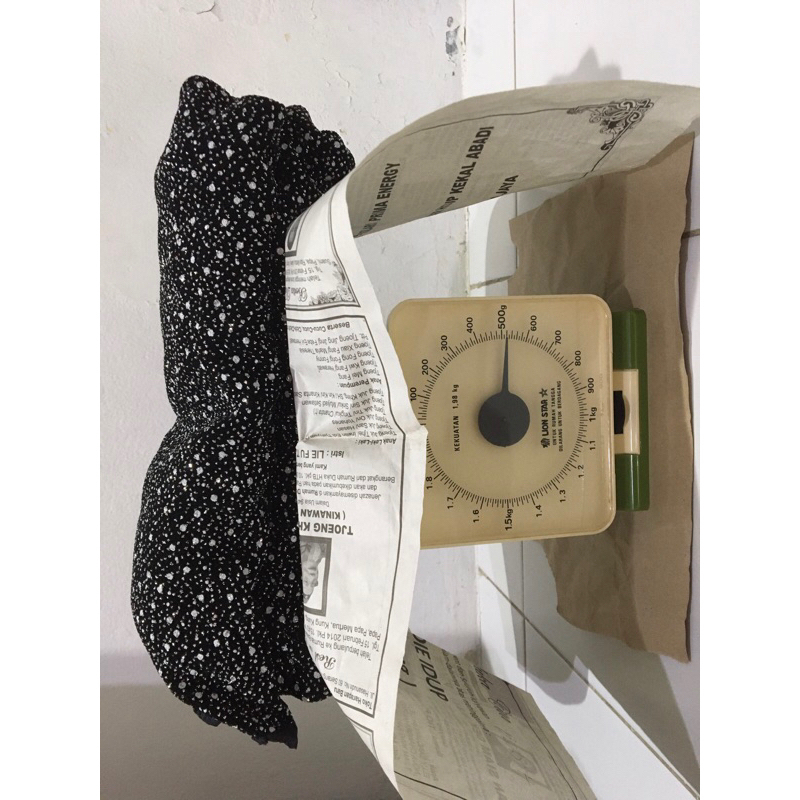 B) Gaun pesta wanita stretch hitam mengkilap Jessica McClintock.