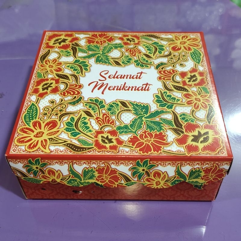 

Dos kue R8, motif batik merah 18x18 BT MR 02, isi 100 lembar