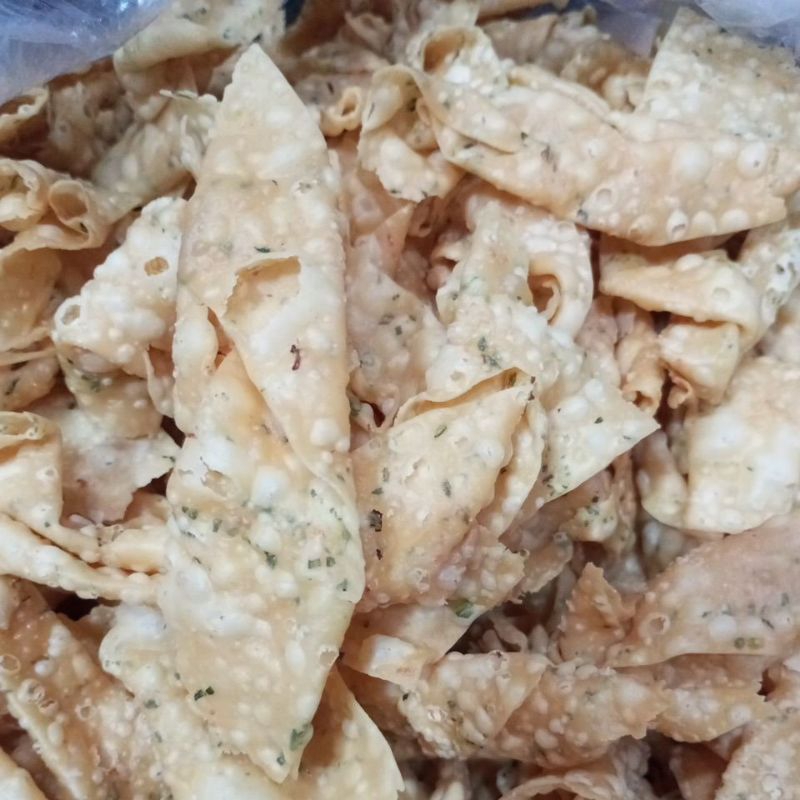 

Cumi-cumi kriyuk Pangsit goreng Kripik bawang Kue sledri