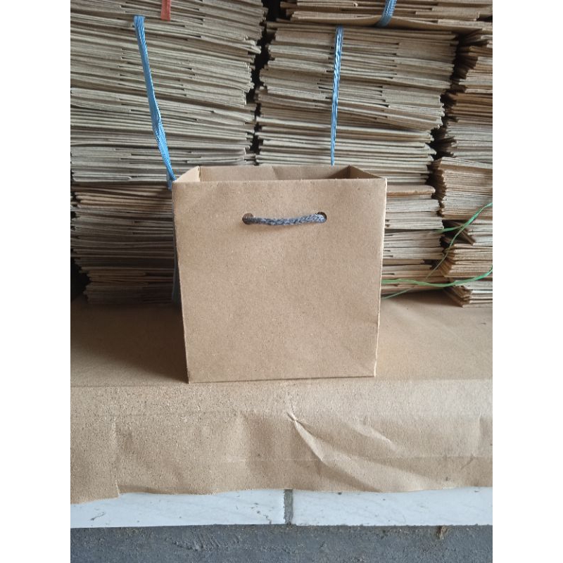 

Paperbag polos ukuran 10x10x10#souvenir MUG (paket isi 12)
