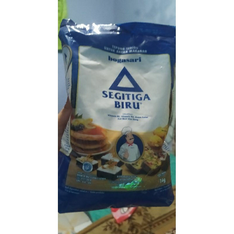 

terigu segitiga biru Bogasari 1kg/premium